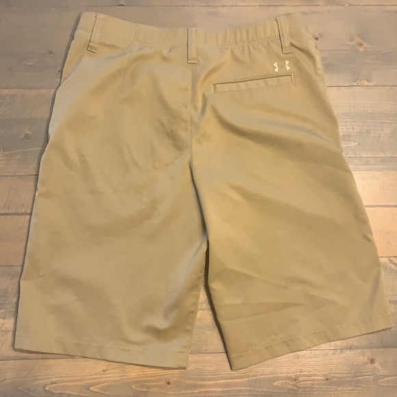 Under Armor Khaki shorts (LOOSE) - Picture 2 of 3
